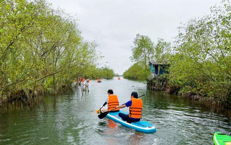 Biển báo nội quy an toàn tại Khu du lịch Thác Giang Điền, hướng dẫn du khách giữ gìn vệ sinh và an toàn